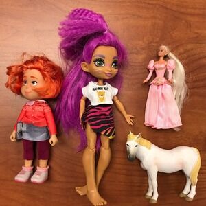 3 Dolls and‎ a Horse